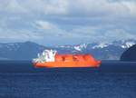 Ein wunderschönes Motiv gibt der LNG-Tanker  Arctic Princess  (IMO 9271248) ab, welcher am 08.06.2015 in den Gewässern vor Hammerfest/Norwegen liegt.
