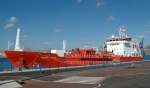 Der Gas-Tanker CORAL MAYA löscht gerade im Hafen von Arrecife seine Ladung. Baujahr: 2004 Länge x Breite: 75 m X 14 m Flagge: Netherlands [NL] Rufzeichen: PCAL.  Fotografiert am 14.12.2010.