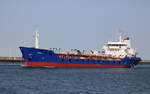 Der Öl-Tanker Mersey beim Einlaufen am 30.04.2024 in Warnemünde.