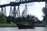 Die Kamper Kogge Flagge:Niederlande Lnge:20.0m Breite:7.0m passiert auf dem Nord-Ostsee-Kanal die Eisenbahnhochbrcke Rendsburg aufgenommen am 09.06.11
