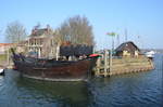 Der Kamper Kogge ohne Mast, der zu diesem Zeitpunkt repariert wurde 9. Juni 2013 Festgemacht im alten Buitenhaven.