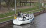 Segelschiff BELUGA 150 152 S, MMSI 211400630, hat in der Lbeck-Bssauer ELK-Schleuse festgemacht, um nach der Abschleusung auf der Kanaltrave nach Lbeck weiterzufahren...    Aufgenommen: 11.04.2012