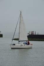 Gerade ist das Segelschiff Callisto in den Fischereihafen von Breskens eingelaufen.....es lsst die Marina rechts hinter sich liegen.....22.9.2013
