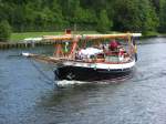 SY FRIFARAREN  MMSI 265657410, hat seine 2 Masten umgelegt fr die Fahrt durch den Elbe Lbeck Kanal...  Aufgenommen in Lbeck auf der Kanaltrave am 10.7.2012