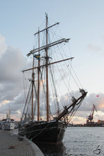 Das Segelschiff Activ liegt im Hafen von Göteborg vor Anker. (August 2010)