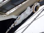 Die Galionsfigur der Bark  Tenacious  aus Grobritannien, Baujahr 2000, zeigt eine Seejungfrau (Nixe) mit Wappenschild. Das Foto entstand am 14.08.2005 bei der Sail Bremerhaven.