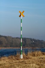 Binnenschifffahrtszeichen auf der Elbe bei Artlenburg am 14.02.2017. Das Zeichen steht am linken Ufer und zeigt der Schifffahrt einen Fahrwasserwechsel nach Backbord an.