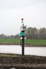 An diesem Schifffahrtszeichen wird der Rhein zum Waal und der Pannerdensch Kanaal zweigt ab (Wasserstr. hinter den Zeichen) . 23.10.2014 
