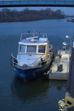 Samstag Abend, nach 18:00 Uhr geht alles zur Ruh, auch die Wasserschutzpolizei in Riesa, wenige Minuten bevor der Fotograf das Boot  WSP 04 ablichten konnte , verlie eine Beamtin der Wasserschutzpolizei den Hafen. 16.03.2013 18:29 Uhr.