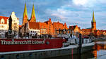 Der mittlere und achtere Teil der MARIE bzw. des Theaterschiffs Lübeck. Die untergehende Sonne taucht den Hintergrund in schönes Licht. Aufnahme vom 08.04.2017
