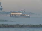An diesem frischen Samstagmorgen wabert noch Nebel ber den Rhein bei Orsoy.