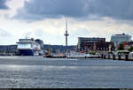 Blick während einer Hafenrundfahrt auf den Kieler Hafen mit Color Magic der Color Line AS im Norwegenkai, Fernmeldeturm Kiel, Kieler Stadt- und Schifffahrtsmuseum und Gebäude der Stena Line