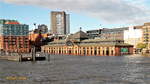 Sturmflut in Hamburg am 29.10.2017: Elbe, von der Verbindungsbrücke zum Fähranleger Altona ragt nur noch ein kleiner Teil aus dem Wasser, auch die Fischauktionshalle am Fischmarkt  steht unter Wasser  /
