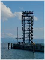 An der Ein und Ausfahrt des Hafens von Friedrichshafen steht dieser Aussichtsturm, von dessen oberen Plattform hat man einen wunderbaren Rundumblick ber das Hafenbebiet und den Bodensee. 15.09.2012