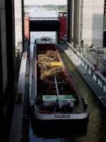 Das mit Schrott beladene Gtermotorschiff TAURUS, Hamburg (ENI 02323446) ist in den Trog des Schiffshebewerk Scharnebeck eingelaufen; 25.08.2011
