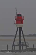 . Der 16 m hohe Turm „Fischerbalje“ an der Einfahrt zum Hafen von Borkum dient heute nur mehr als Radaranlage.  08.10.2014