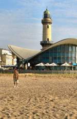 Leuchtturm Warnemnde, vom Strand aus gesehen, Sommer 2004
