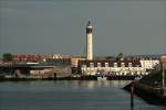Leuchtturm am Hafen von Calais (Frankreich). Infos zum Leuchtturm: seit 1848 in Betrieb, Hhe 53 m, Feuerhhe ber Mittelwasser 59 m, Sektoren und Tragweiten Wei 23 sm, Kennung Fl (4) W 15 sec
