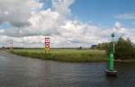 Prinsess-Margriet-Kanal, Binnenwasserstrae mit Schiffahrtszeichen in Westfriesland/NL