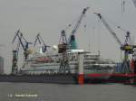 Blohm + Voss Dock 10 am 16.4.2013 mit ALBATROS beim Ausdocken / Schwimmdock / L 287,5 m, B 44,2 m, Tg 10,21 m / fr Schiffe bis 130.000 dwt / Hebekapazitt: 50.000 t / Krne: 2 x 35 t, 2 x 15 t /