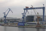 Blick auf die MV Werft in Rostock-Warnemünde, vom Deck der auslaufenden Peter Pan.