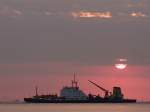 Saugbagger  Nordsee (IMO-7504108;L=131;B=24m) ist schon in den frhen Morgenstunden auf der Elbe bei Cuxhaven im Einsatz;090824