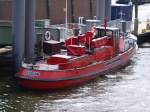 Das Feuerlschboot IV am Stammplatz im Hamburger Hafen. Das Schiff gehrte ehemals der Hamburger Berufsfeuerwehr und seit 2005 dem Verein Hamburger Feuerwehr-Historiker.