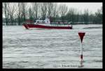 Feuerlschboot im Januar 2011 bei Hochwasser auf dem Rhein.