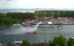 Die AUSLAUFPARADE aus Anla der 100 Jahr-Feier des SS PASSAT beginnt mit dem sprhenden Feuerlschboot SENATOR EMIL POSSEHL aus Lbeck...
Aufgenommen: 15.Mai 2011 um 14:29 Uhr in Lbeck-Travemnde...