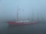 So sieht es aus, wenn man bei dichtem Nebel mit dem Fährschiff auf der Elbe unterwegs ist und sich dem Anleger Neumühlen nähert. Als erstes sieht man dann die ELBE 3.