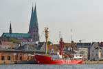 BÜRGERMEISTER O'SWALD (II) - bekannt als Feuerschiff ELBE 1 - am 14.08.2020 im Hansehafen Lübeck. Im Hintergrund ist die Marienkirche zu sehen.
