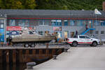 MULTI SOUNDER auf Bootsanhänger mit FORD PICK-UP als Zugmaschine an der Sassnitzer Marina. 18.10.2023