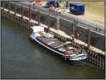 Das Hausboot  Talisman  (wohl ein ehemaliges kleines Frachtschiff) aus den Niederlanden hatte am 04.06.2011 an der Rheinpromenade in Dsseldorf festgemacht. Die Aufnahme erfolgte von der Rheinkniebrcke aus.