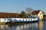 Auf dem Kanal nahe Mulhouse liegt dieses Hausboot  RISICO  am 11.12.2013 vor Anker.