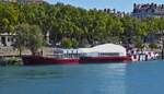 La Perouse (LA Plateforme), Theaterschiff hat seinen Liegeplatz am „Quai Victor Augagneur“ am Ufer der Rohne in Lyon. 09.2022