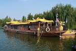 Chinesisches Drachenboot, genutzt als Bootsverleih fr Treetboote, in Shouguang am Mihe river, 16.10.11
