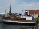 Auch im Hafen von Kuhle liegt ein Räucherschiff wo es frischen Fisch zu Kaufen gibt.Aufgenommen am 08.Juni 2014.