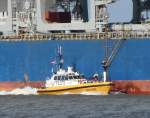 Das Lotsenboot  Explorer  setzt einen Lotsen an Bord der  Grindanger  ab. Das Bild stammt aus dem Rotterdamer Hafen und ist vom 01.02.2009 