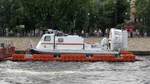 Ein  Hovercraft  - Hochgeschwindigkeitsfeuerrettungsschiff der Wasserpolizei in St. Petersburg, 12.8.17