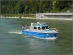 Ein kleines Polizeiboot fhrt auf der Donau an Passau vorbei.