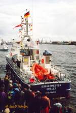 WS 1 BÜRGERMEISTER BRAUER (IMO 9015959) – Detailaufnahme Heck mit Tochterboot -  im Mai 1992 bei der Indienststellung, Hamburg, Elbe an den Landungsbrücken /
Küstenstreifenboot der WSP Hamburg / BRZ 140 / Lüa 29,5 m, B 6,4 m, Tg 2,0 m / 3 Diesel, MWM, ges. 1962 kW, 2668 PS, 23 kn, 2004 Austausch der Außenmotore, KHD, ges. 1974 kW, 2685 PS, 23 kn, 1 Bugstrahlruder, 50 kW / 1 offenes Tochterboot in Heckwanne, 2009 ersetzt durch geschlossene Alu-Boote  / gebaut 1992 bei Fassmer, Berne, Typ FPB 29 / 
