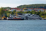 Die Schlepper Rade (IMO 9307504) und Bugsier 17 (IMO 9036234) mit dem Hotelschiff  SANS VITESSE im Sassnitzer Hafen.