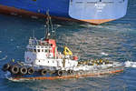 Schlepper SERTOSA NUEVE hat Containerschiff MOVEON an der Leine.