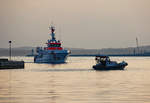 Tochterboot NOTARIUS wartet im Sassnitzer Hafen auf den Seenotrettungskreuzer HARRO KOEBKE.