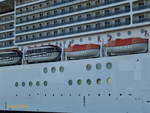 MSC PREZIOSA (IMO 9595321), Detail: Verkehrs- und Rettungsboote, am 8.10.2017, Hamburg, Kreuzfahrt-Terminal Steinwerder /

Ex-Name: PHOENECIE (bis 05.2012) /

Kreuzfahrtschiff / BRZ 139.072 / Lüa 333,3 m, B 37,92 m, Tg 8,65 m / Antrieb: Diesel-Elektrisch, zwei 16-Zyl., drei 12-Zyl. Wärtsilä-Diesel, ges. 71.400 kW, ( PS), 24 kn / zugl. Pass. 3.502, 1.751 Kabinen,  / Besatzung: 1.388 / gebaut 2013 bei STX France, Saint-Nazaire, Frankreich / Eigner: Mediterranean Shipping, Sorrent, Italien / Flagge+Heimathafen: Panama
Von der libyschen Staatsreederei GNMTC als PHOENECIE in Auftrag gegeben. Als das Schiff fast fertig war, wurde die libysche Regierung gestürzt und damit war der Abnehmer nicht mehr vorhanden. MSC übernahm das Schiff, das in seinen Ausmaßen der Fantasia-Klasse der Reederei entspricht.
