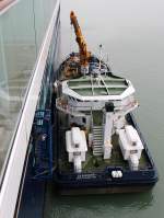 Die Seagreen am 20.04.2014 im Hafen von Seagreen bei der Entsorgung der Mein Schiff 1. Sie ist 35m lang und 10m breit.