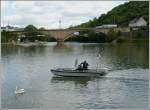 Mit einem kleinen Motorboot sind diese beiden Mnner auf einer Kontrollfahrt am Ufer der Mosel bei Oberbillig entlang gefahren.