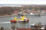 Mehrzweckschiff / Kstenwache SCHARHRN, IMO 7349455, luft traveaufwrts hinter dem Schleppzug mit der ID RED SEA nach Lbeck... Aufgenommen: 1.4.2012