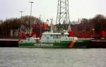 Zollkreuzer PRIWALL kontrolliert das russ. Schiff Volgo-Balt 136 am CTL-Kai in Lbeck-Siems ...  Aufgenommen: 31.3.2012