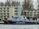 Das 1991 gebaute Zollboot PRIWALL (IMO: 9015943) ist hier am Rosenhof-Kai in Priwall angelegt. (März 2024)